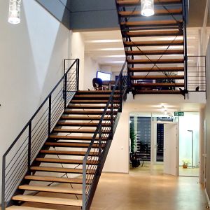 03_CAL Cunsult - Stahl- / Holztreppe über Zwischenebene in Obergeschoss führend