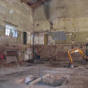 Aushub für neue Fundamente nach der Entkernung