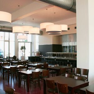 02_Akimoto - Gastraum mit Buffet