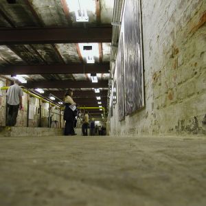 Besucher bei der 1. Werkschau (Keller Halle 9)