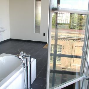 Badezimmer eines Lofts in der Halle 18