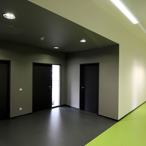 03_etz 2.0 - farblich abgesetzte Nische mit Zugang zu den Büroräumen mit Mittelgang